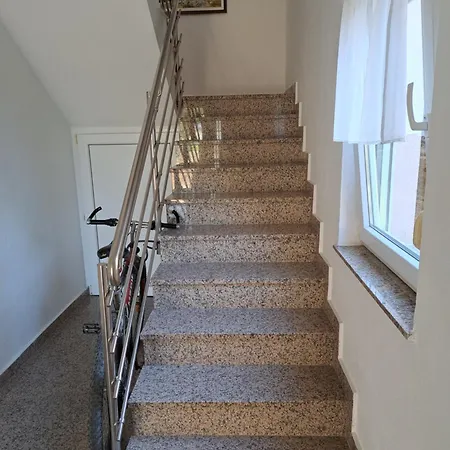 Apartment Pink House Povljana